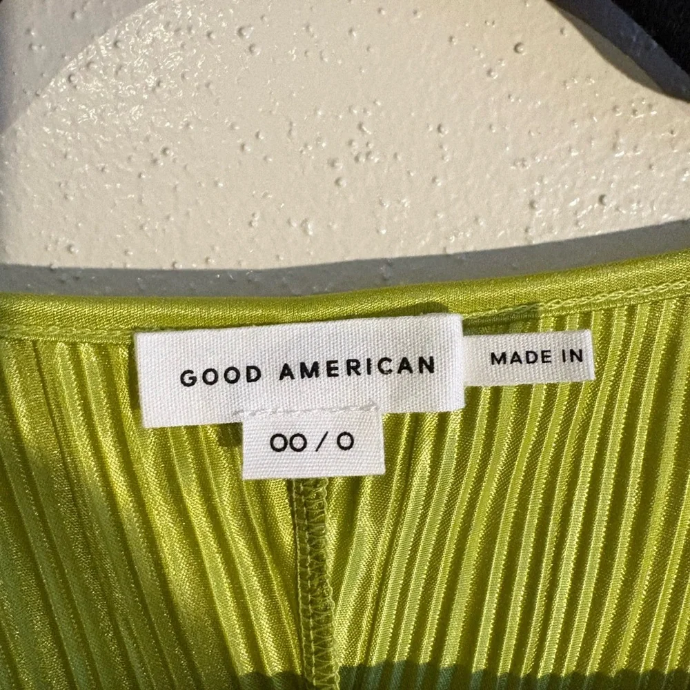 Good American Always Fits Plissé Wide‑Leg Pants & Cropped Shirt - Picture 3 of 7